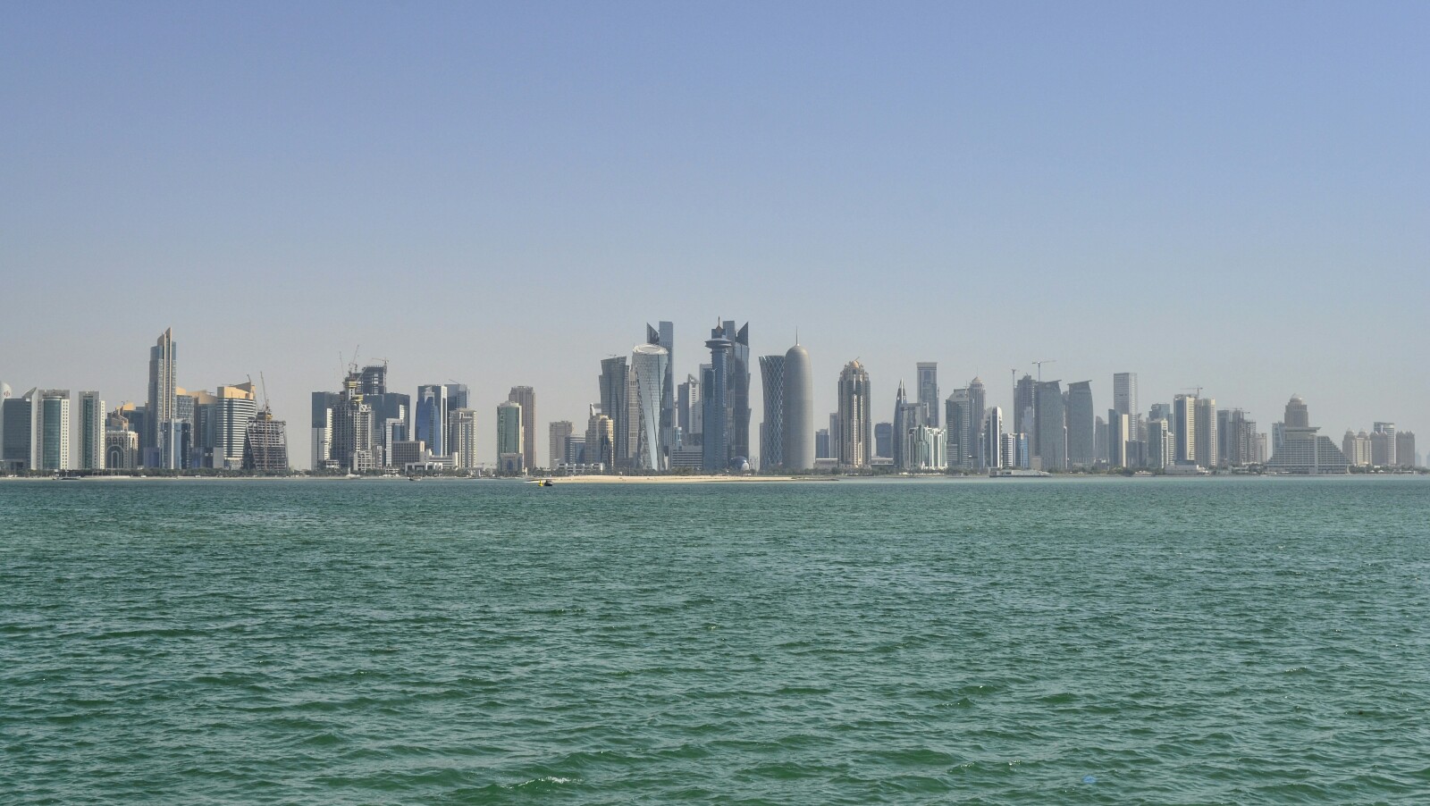 2017-06-qatar-doha-corniche-skyline-01
