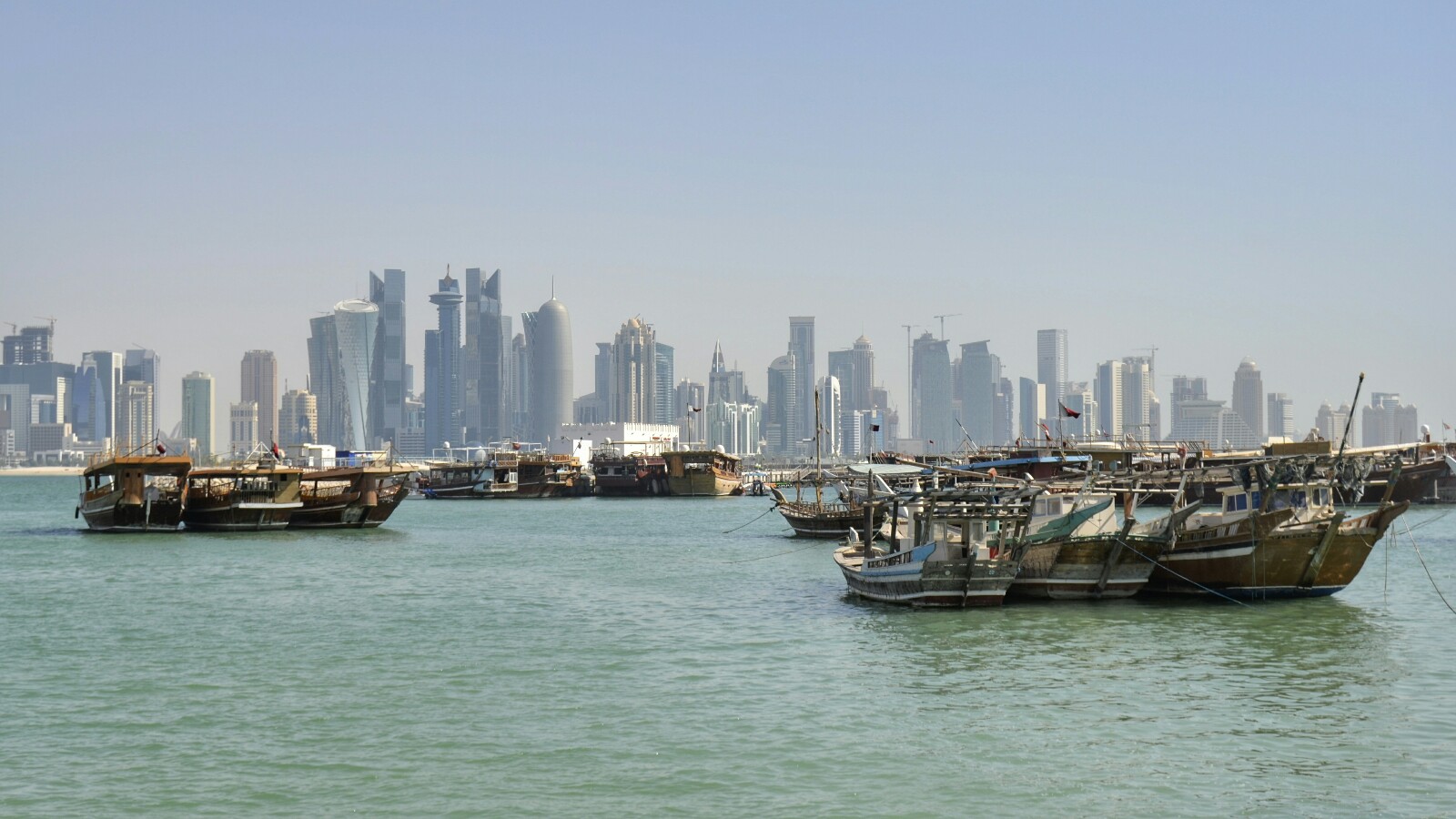 2017-06-qatar-doha-corniche-skyline-04