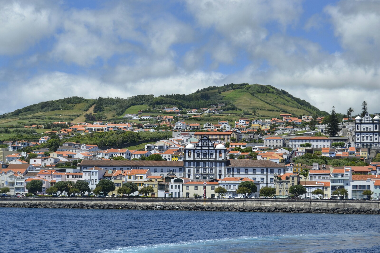 2017-07-azores-faial-horta-desde-ferry.jpeg
