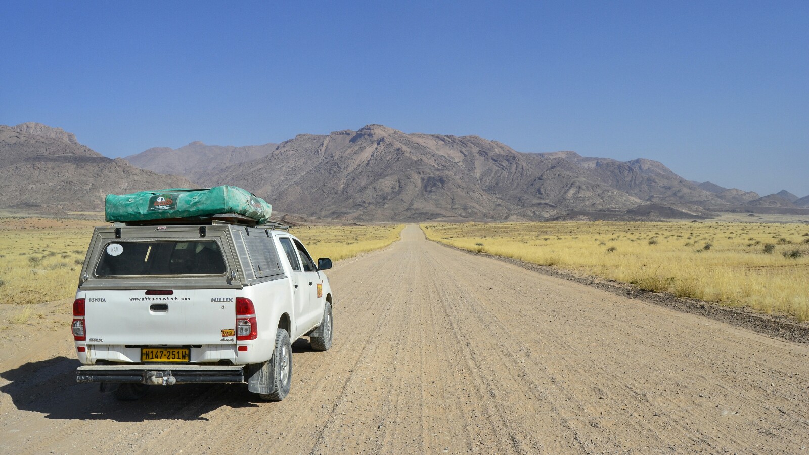 2017-06-namibia-brandberg-white-lady-02-carretera.jpeg