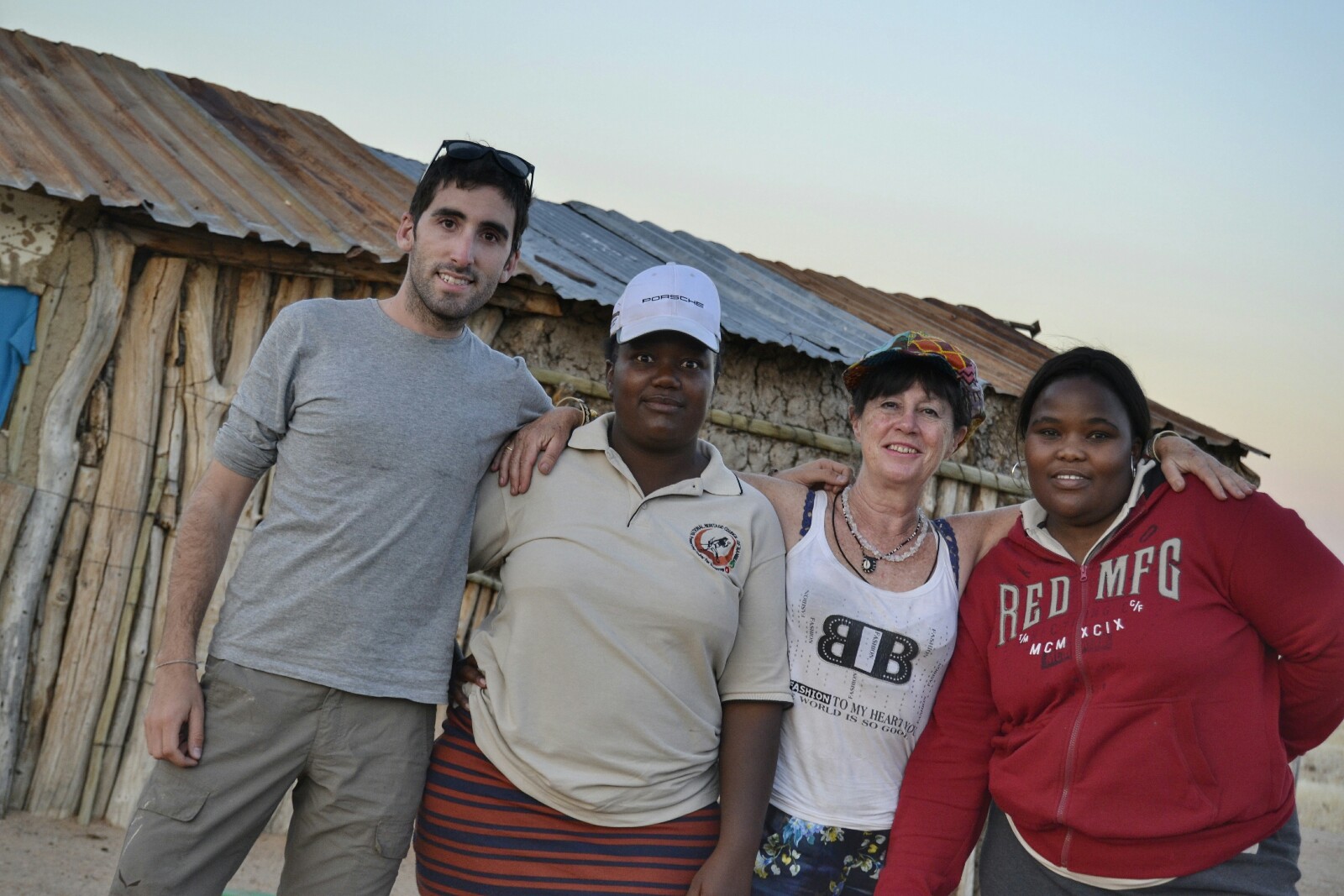 2017-06-namibia-brandberg-white-lady-poblado-trabajadoras