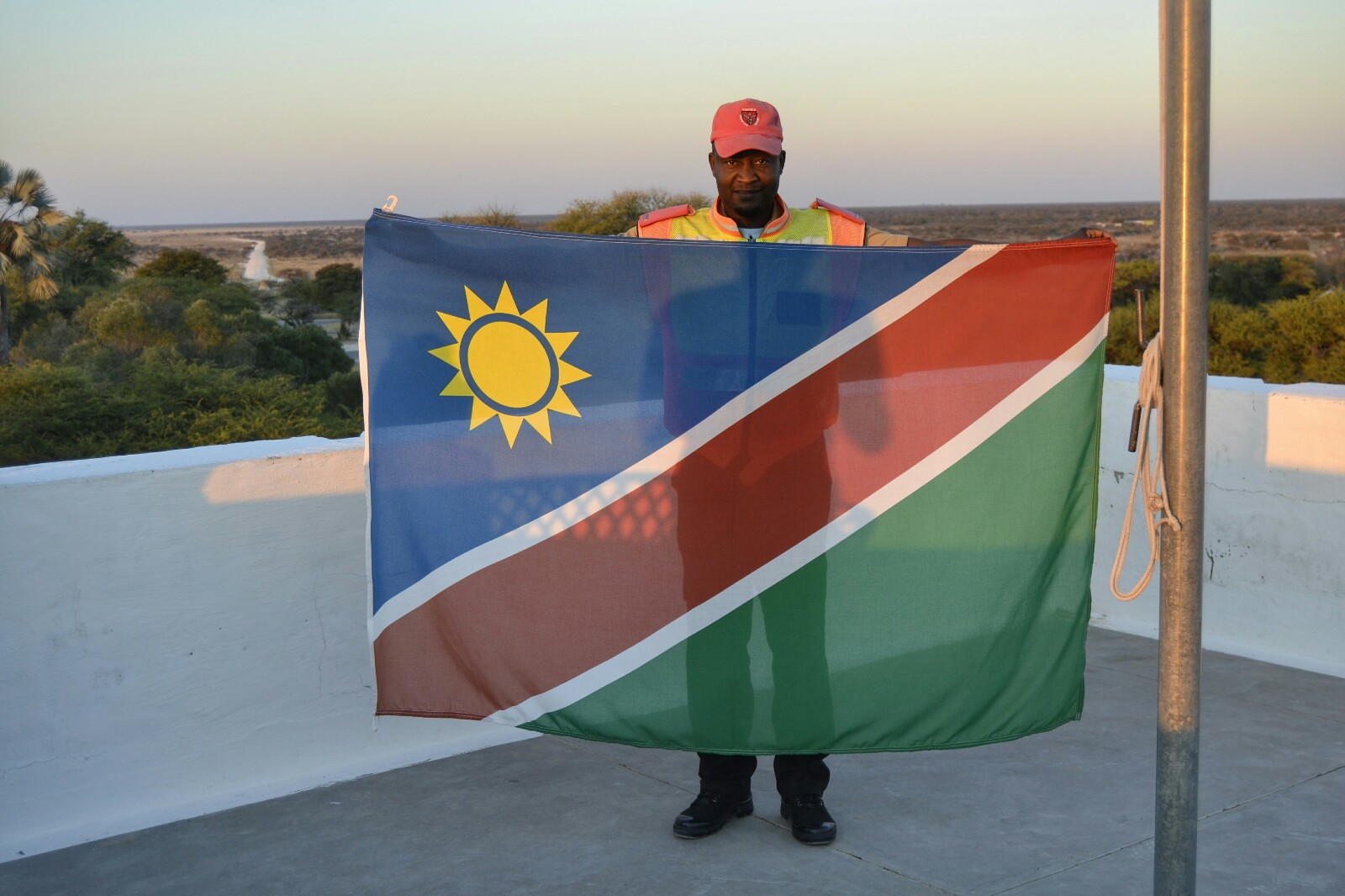 2017-06-namibia-etosha-dia-0-namutoni-bandera