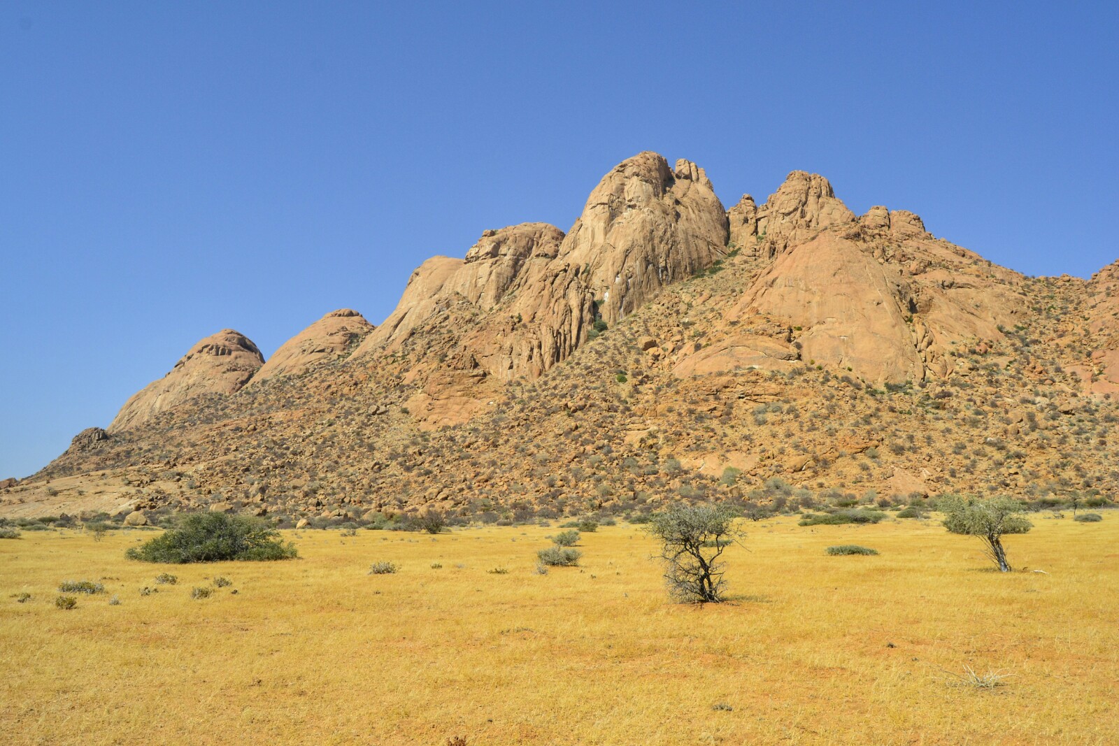 2017-06-namibia-spitzkoppe-golden-snake-01-pontok-mountains.jpeg