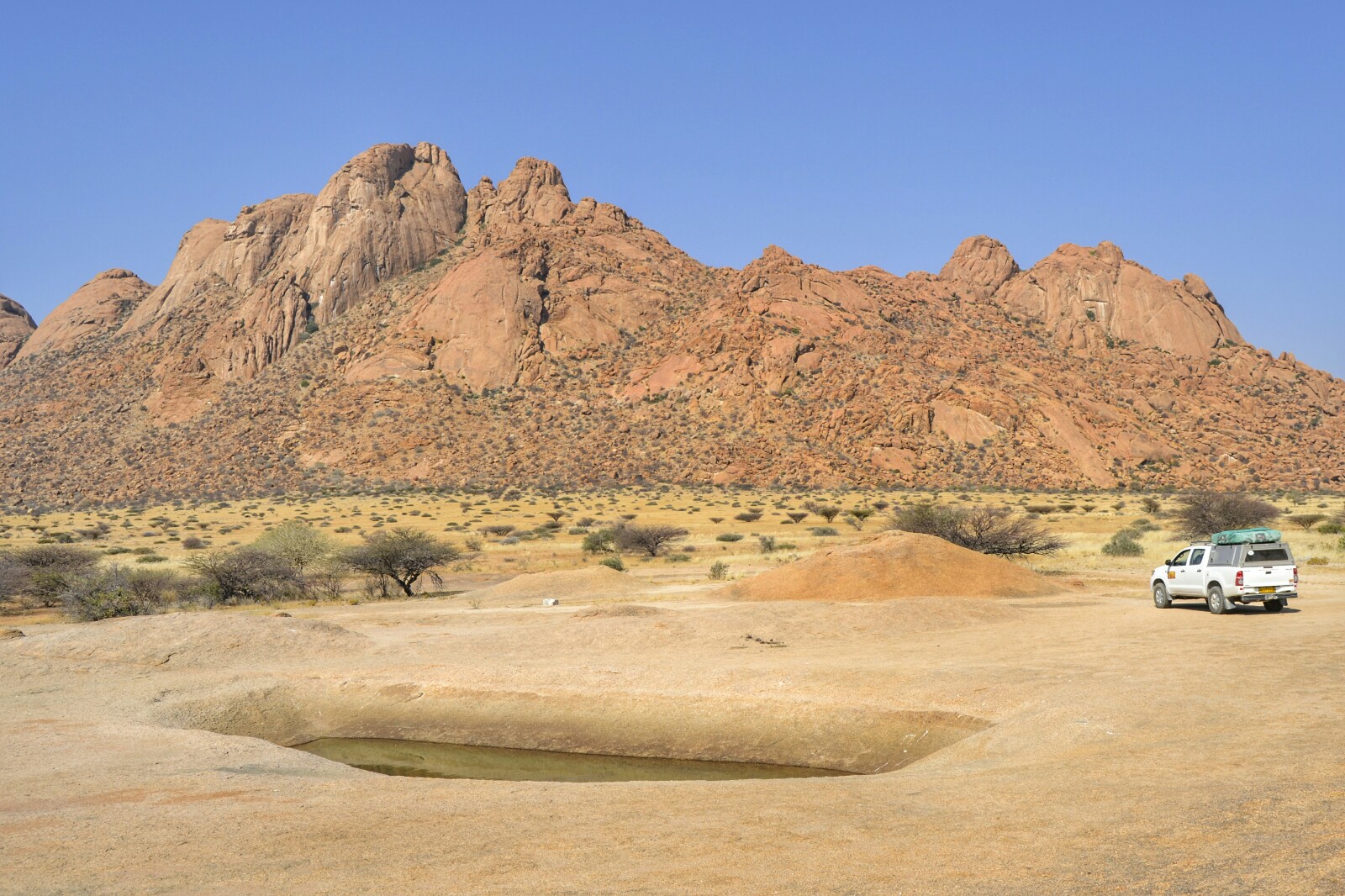 2017-06-namibia-spitzkoppe-golden-snake-10-rock-pool