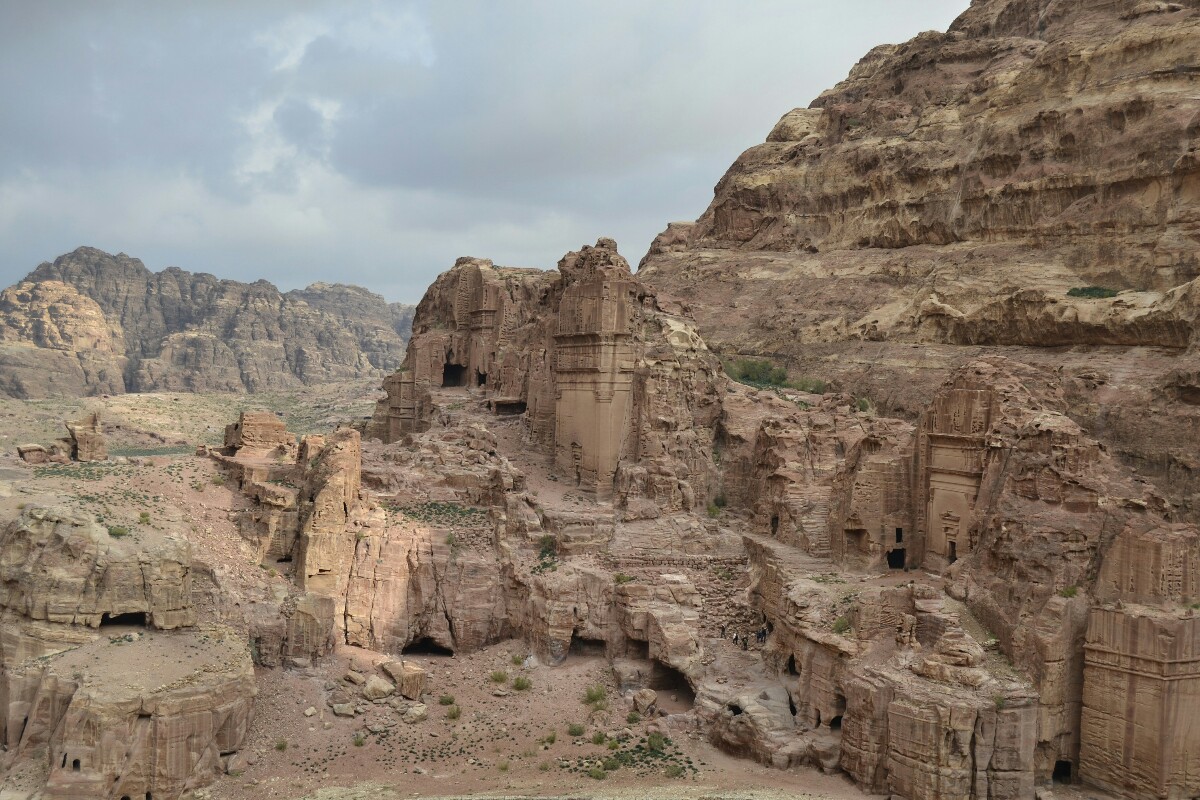 2018-12-jordania-petra-alto-del-sacrificio-10-descenso-calle-fachadas.jpeg