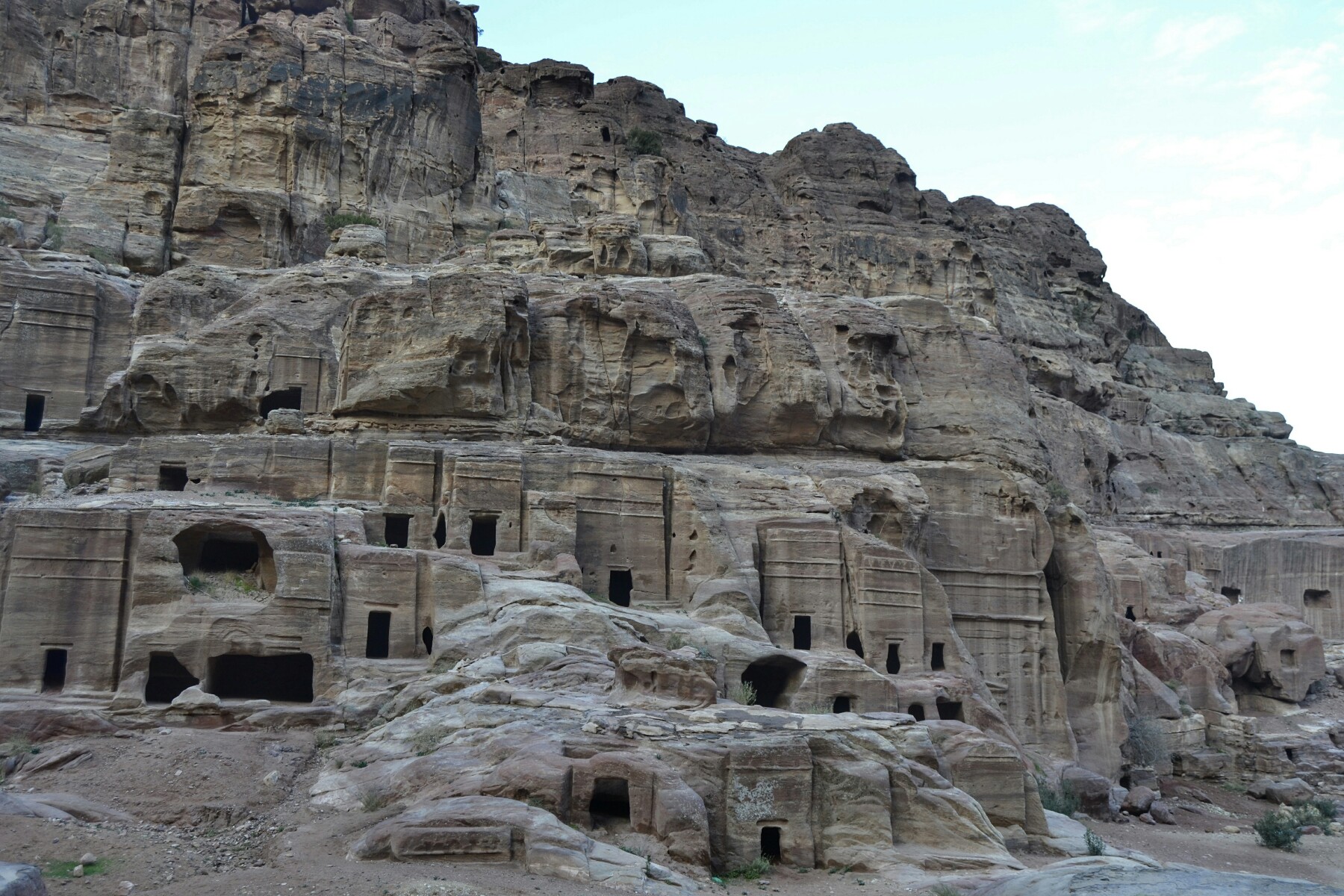 2018-12-jordania-petra-calle-fachadas-01.jpeg