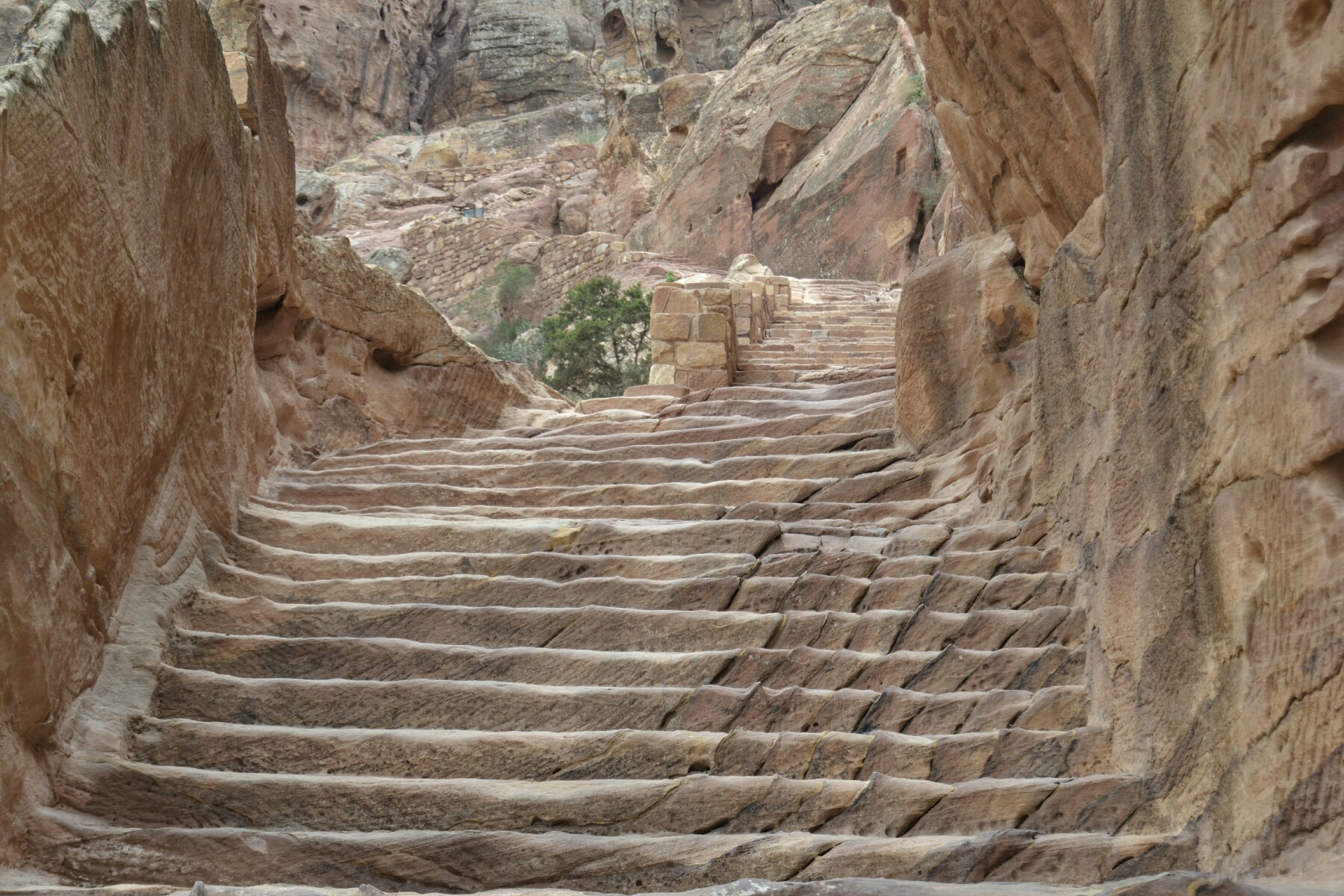 2018-12-jordania-petra-mirador-tesoro-04-subida