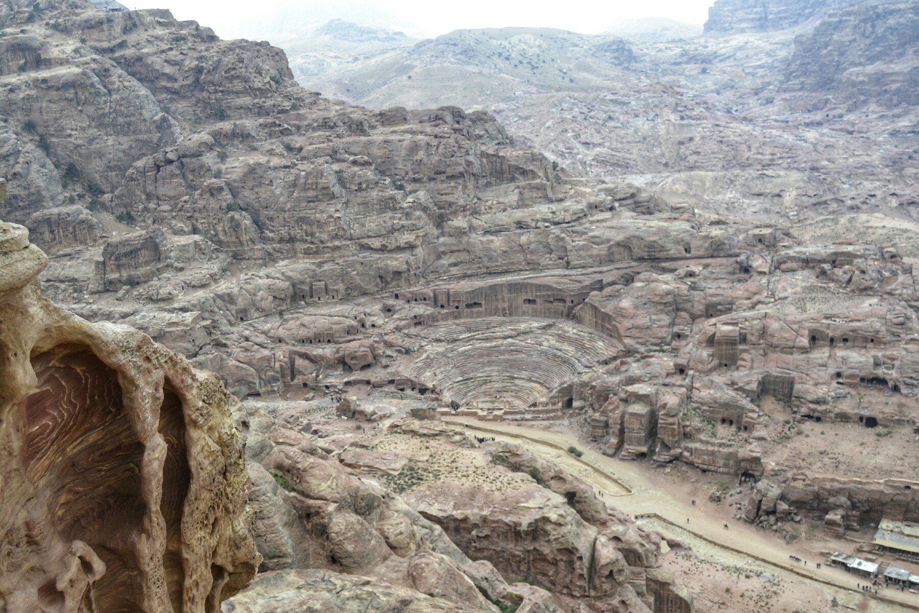 2018-12-jordania-petra-mirador-tesoro-05-subida-vistas-teatro.jpeg