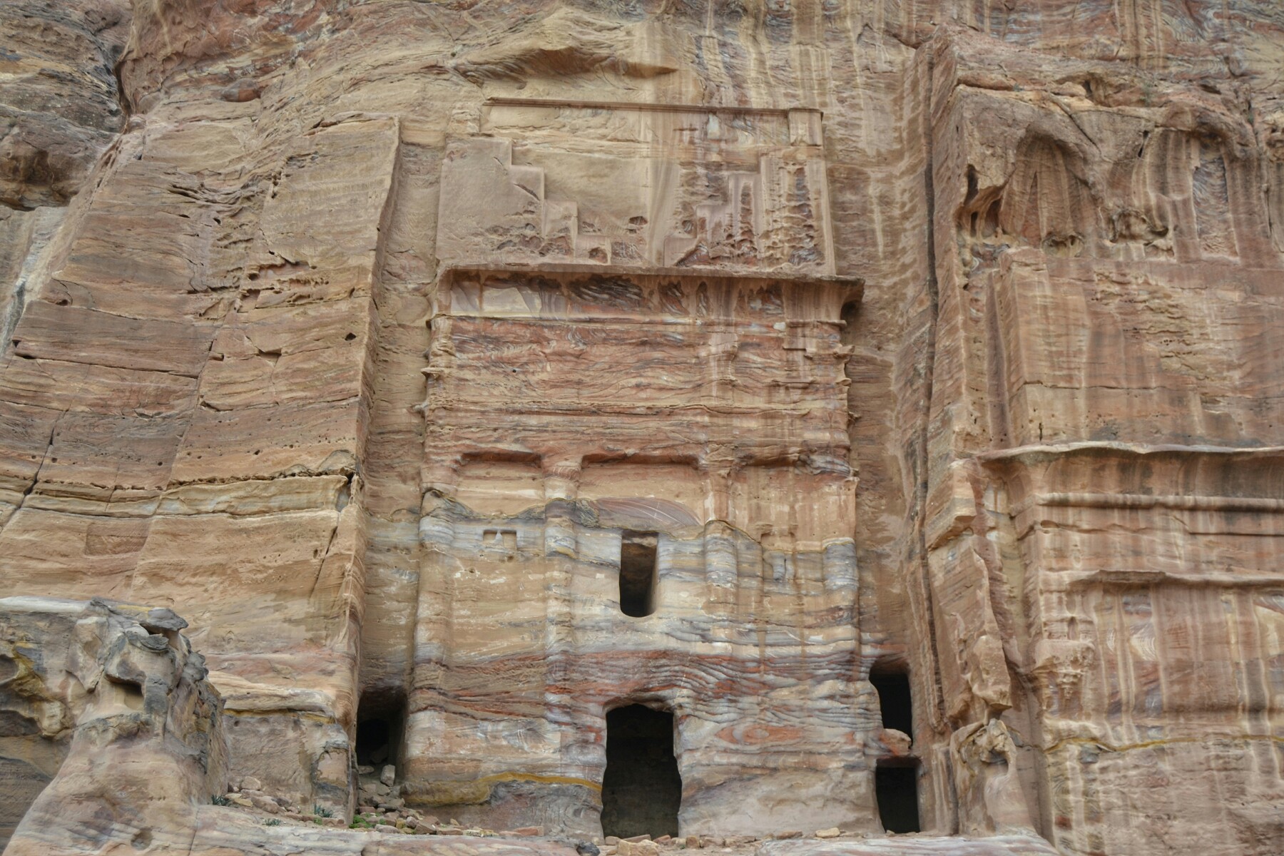 2018-12-jordania-petra-tumba-seda.jpeg