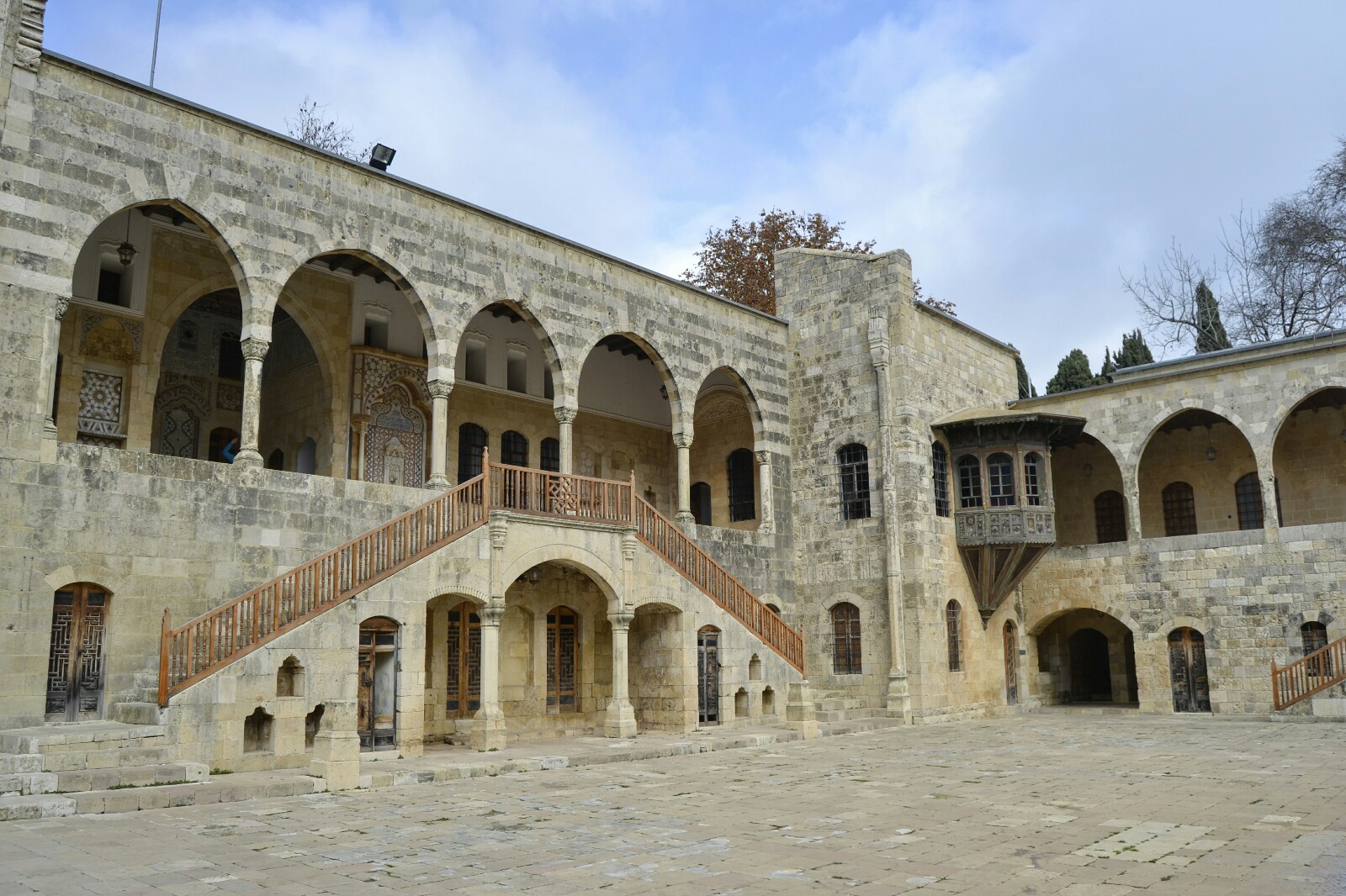 2018-12-libano-beiteddine-dar-al-wousta-exterior-01