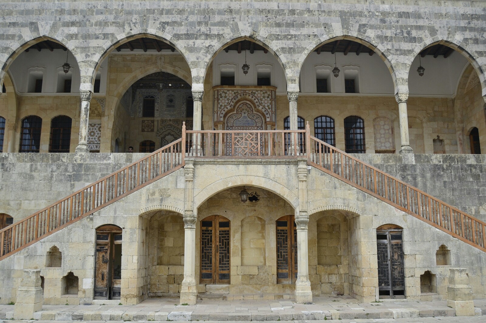 2018-12-libano-beiteddine-dar-al-wousta-exterior-08