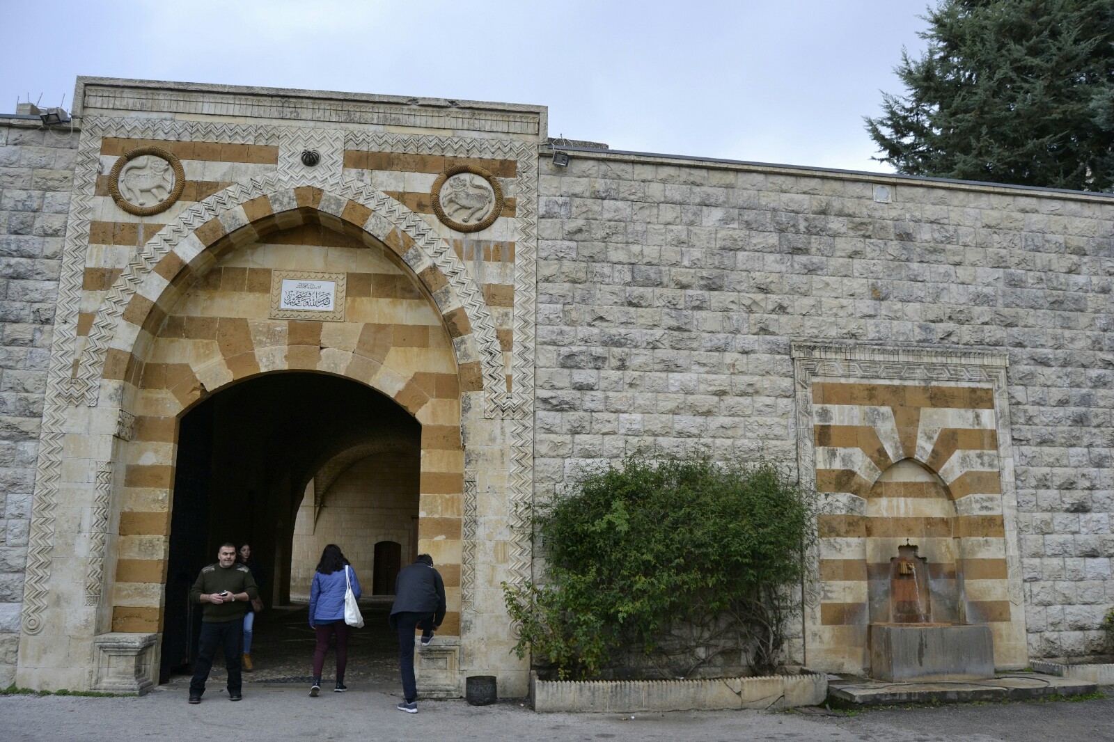 2018-12-libano-beiteddine-entrada.jpeg
