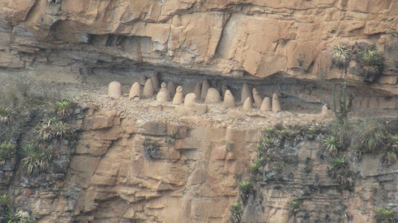 2019-08-peru-chachapoyas-pueblo-muertos-11-sarcofagos.jpeg