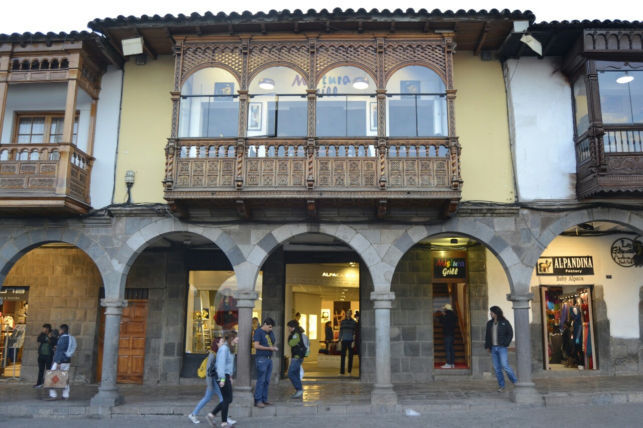 2019-09-peru-cusco-06-plaza-de-armas-mistura-grill