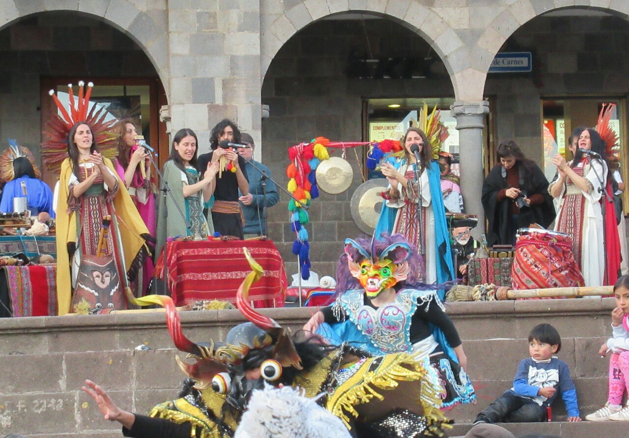 2019-09-peru-cusco-07-plaza-de-armas-actuacion.jpeg