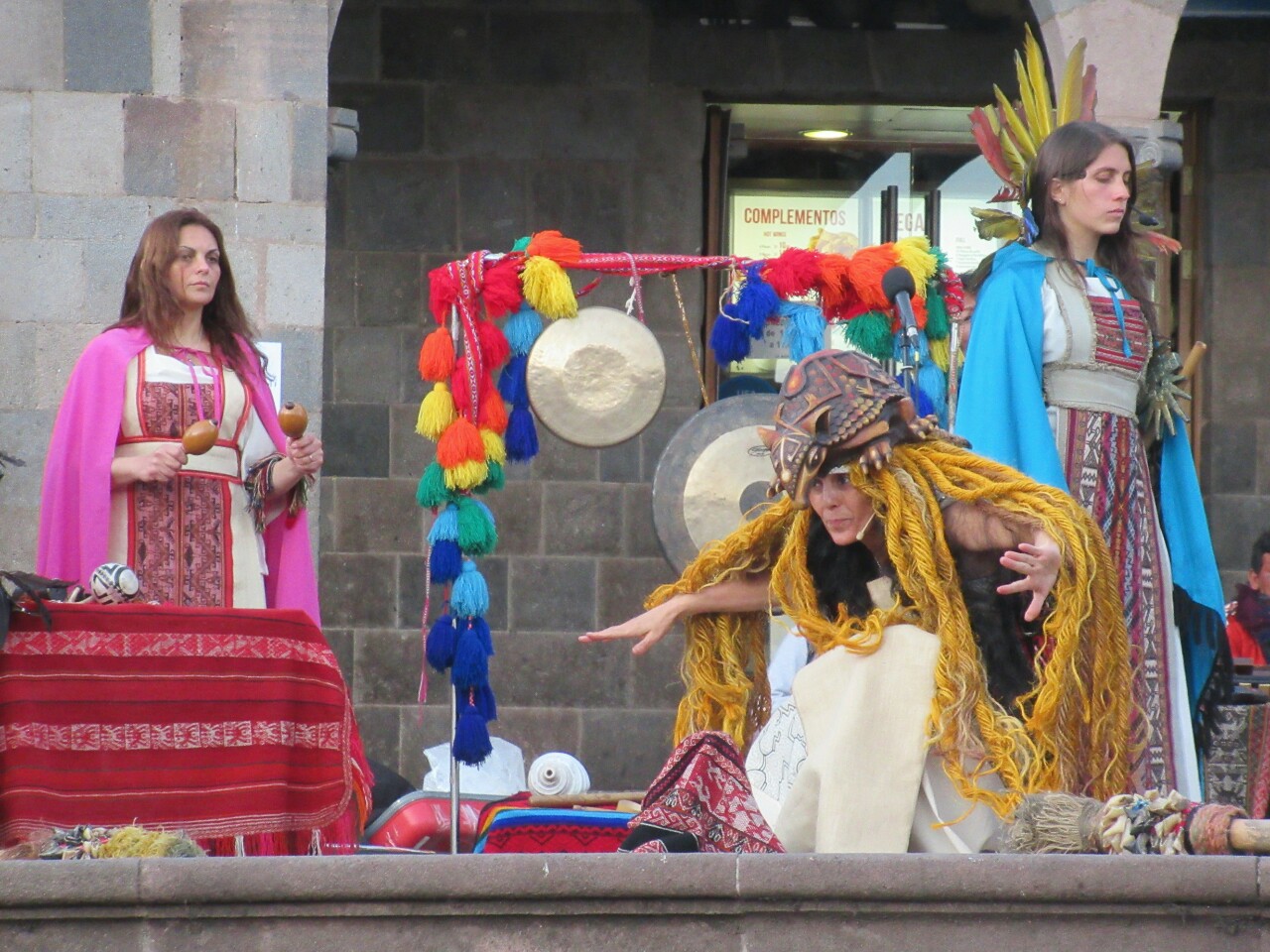 2019-09-peru-cusco-08-plaza-de-armas-actuacion.jpeg