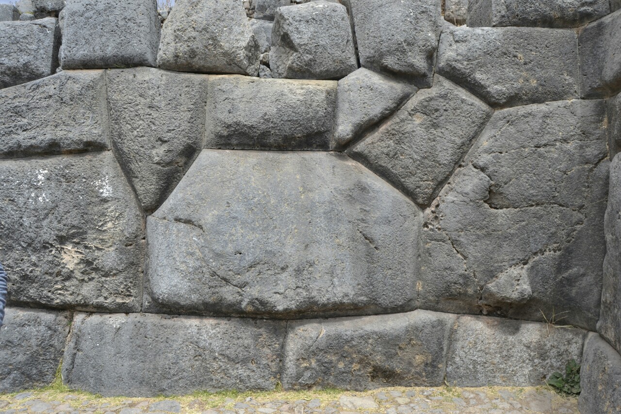 2019-09-peru-cusco-ruinas-saqsaywaman-04-murallas-llama.jpeg