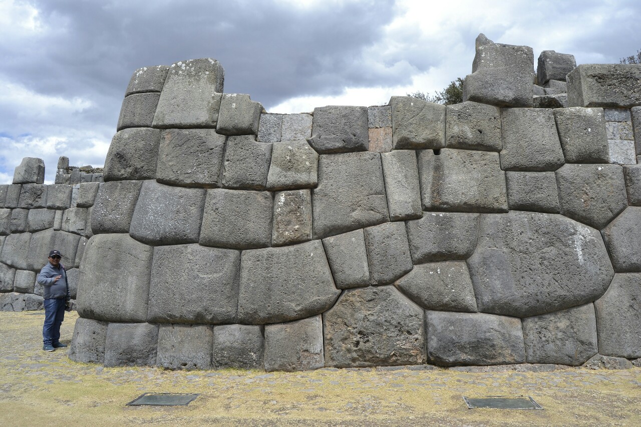 2019-09-peru-cusco-ruinas-saqsaywaman-05-murallas-serpiente