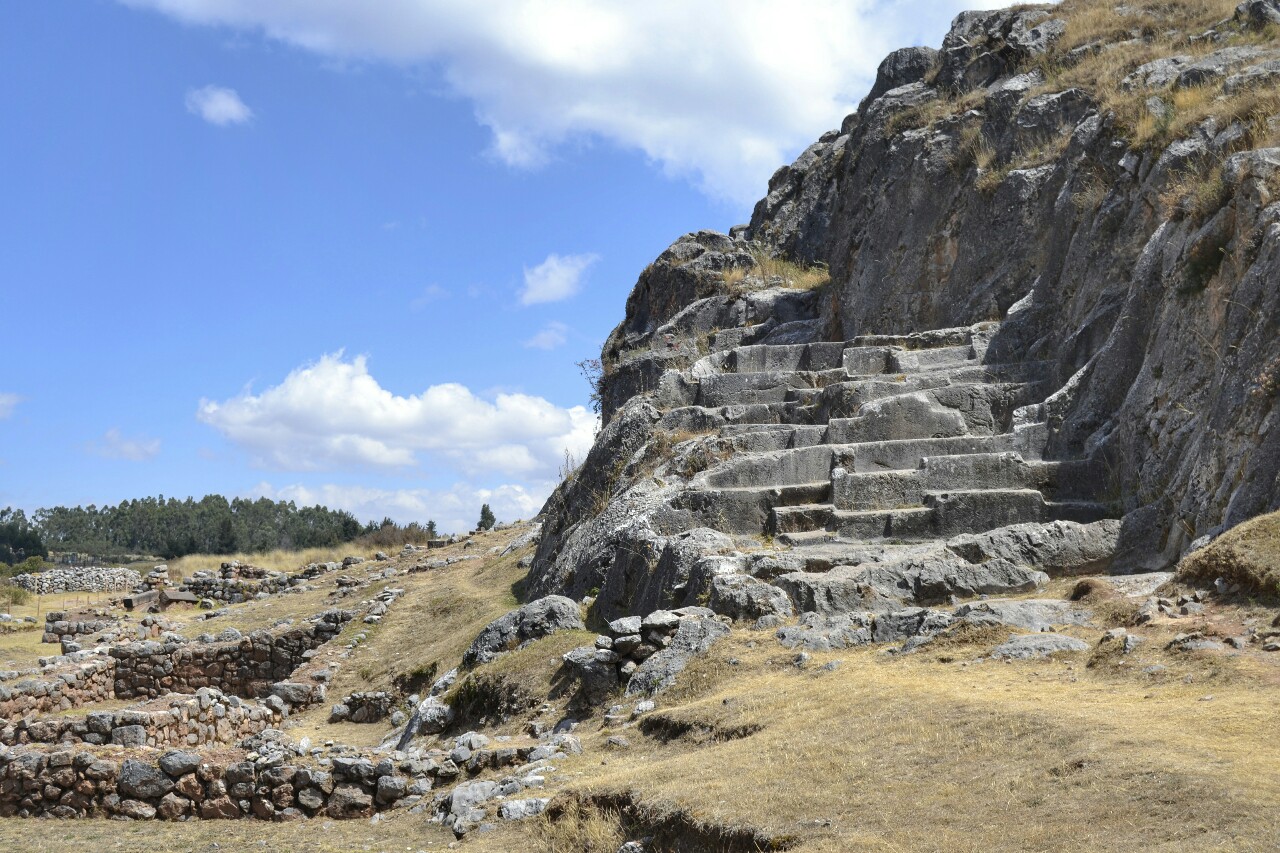 2019-09-peru-cusco-ruinas-templo-de-la-luna-2.jpeg