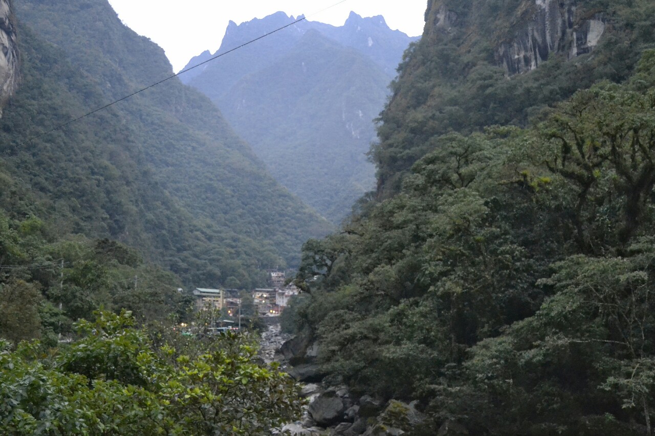 2019-09-peru-machu-picchu-ruta-hidroelectrica-11-aguas-calientes.jpeg