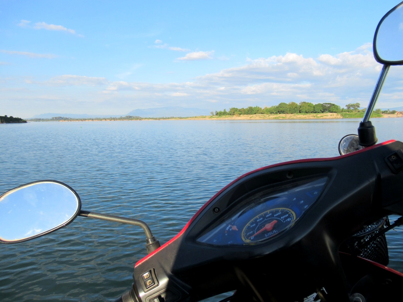 2019-12-laos-champasak-cruzando-mekong-barca-1