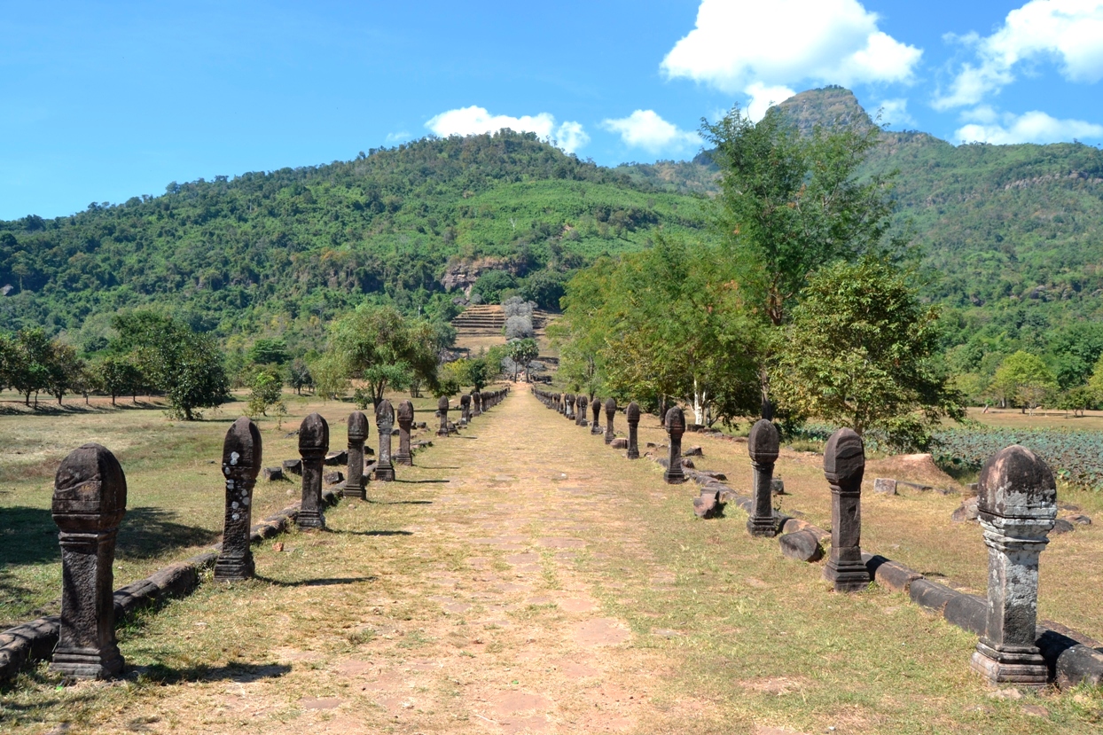 2019-12-laos-champasak-vat-phou-03-pasillo-piedras