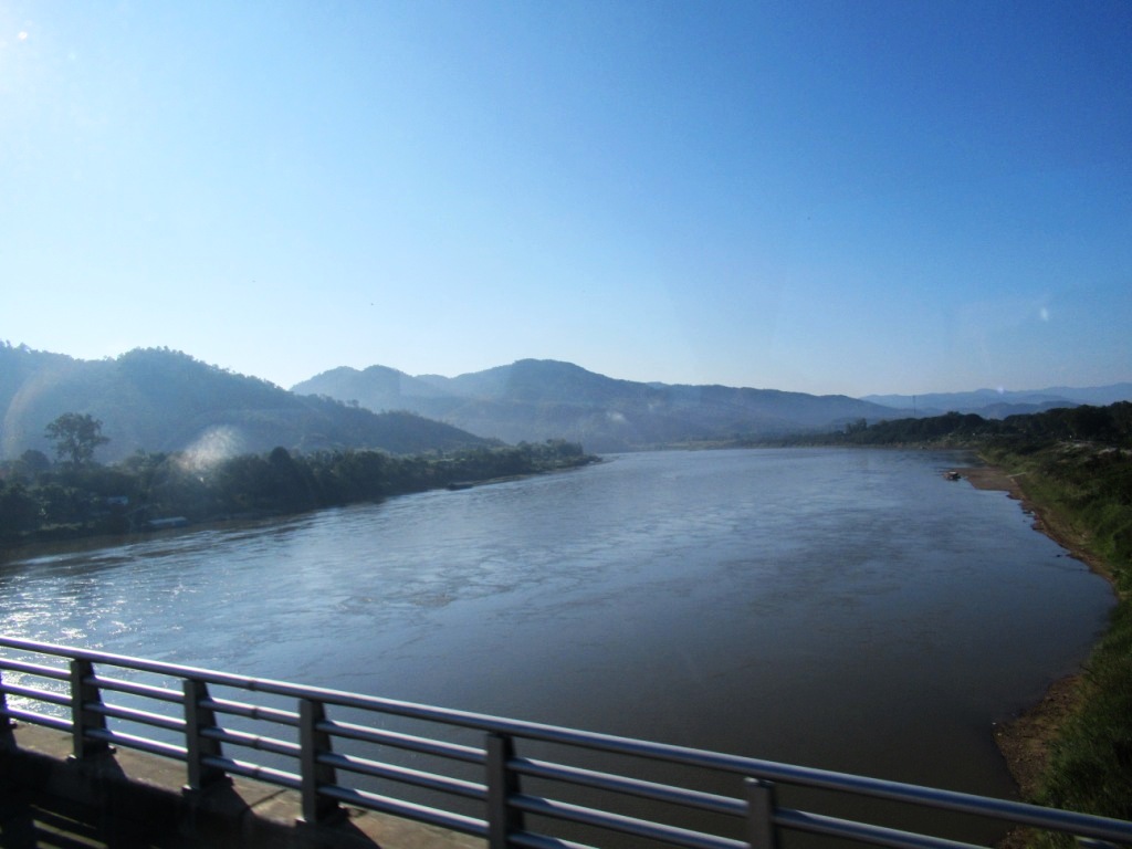 2019-12-laos-chiang-khong-houay-xai-paso-fronterizo-1