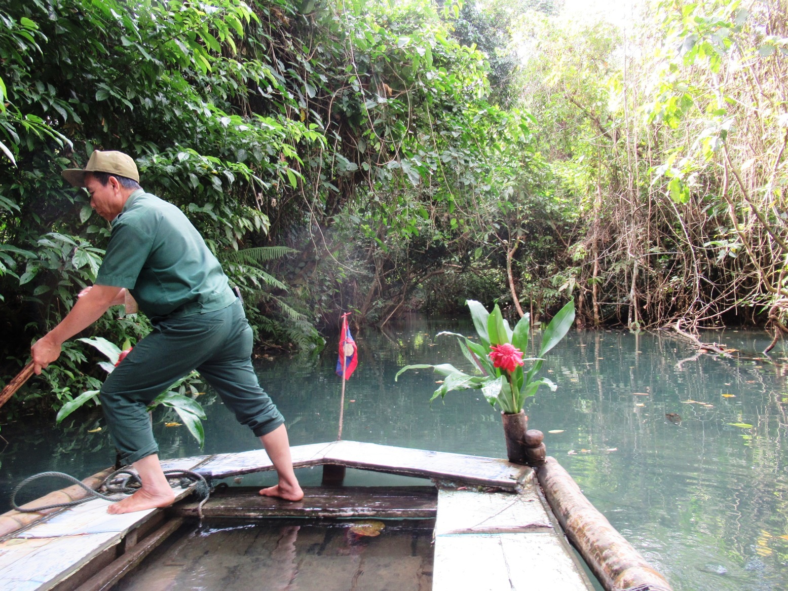 2019-12-laos-kuang-si-06-barca-bambu-nacedero