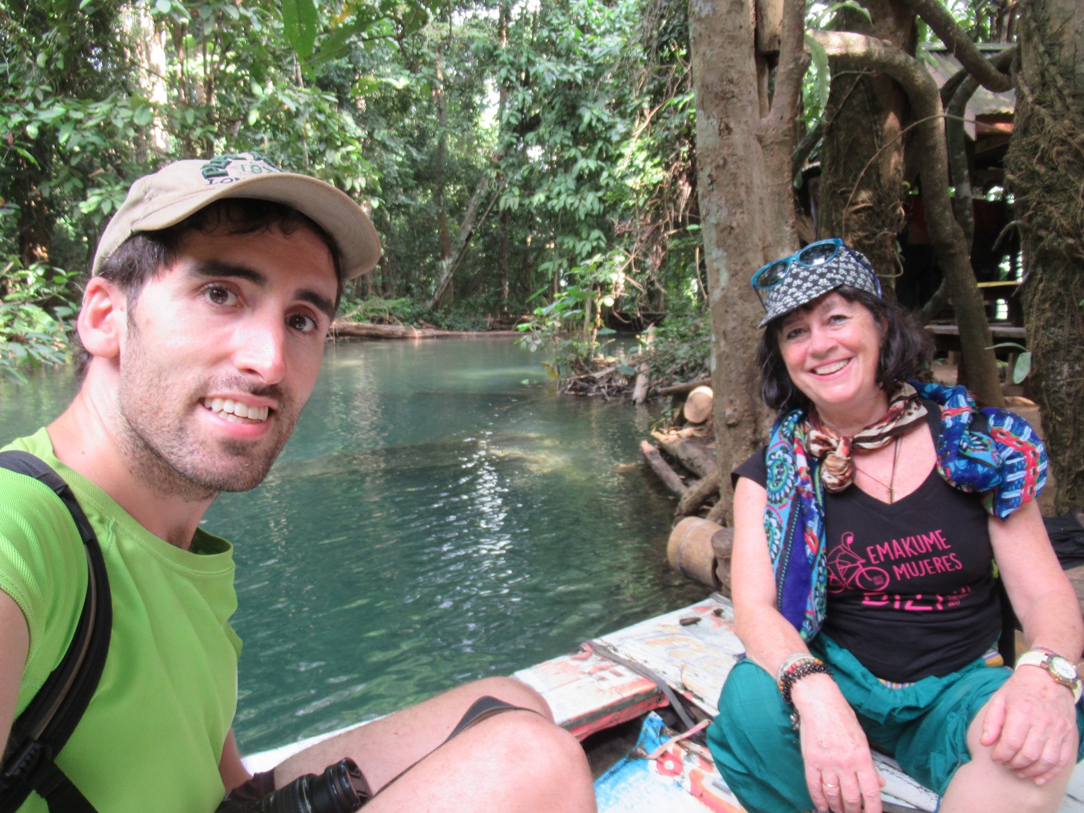 2019-12-laos-kuang-si-07-barca-bambu-nacedero