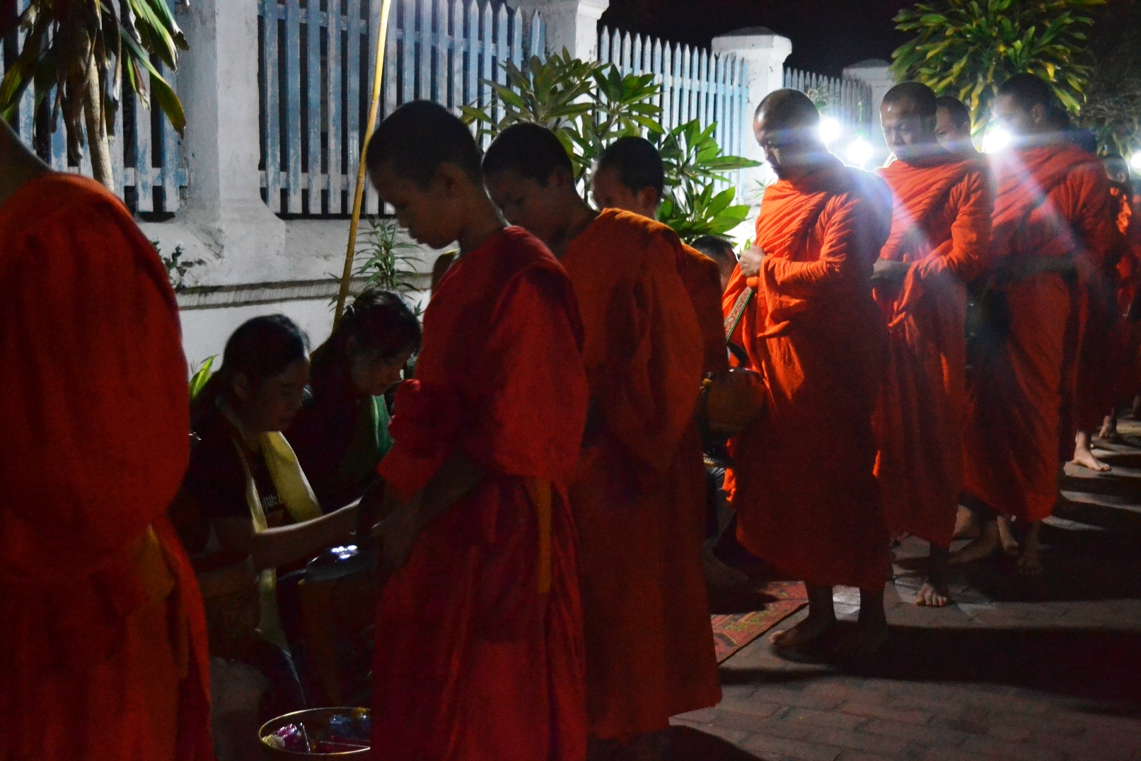 2019-12-laos-luang-alms-giving-1