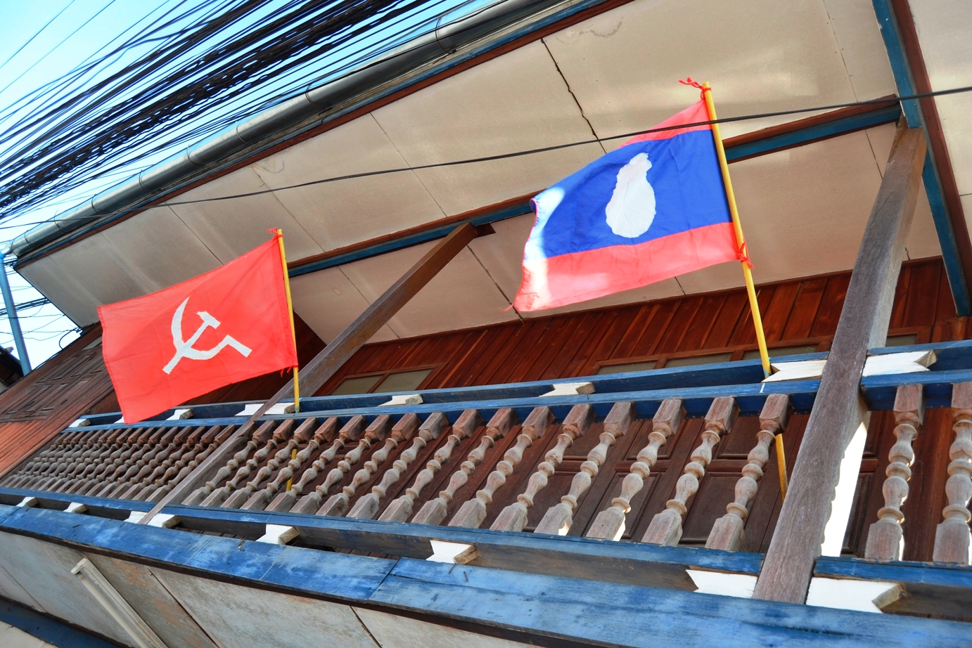 2019-12-laos-luang-prabang-banderas