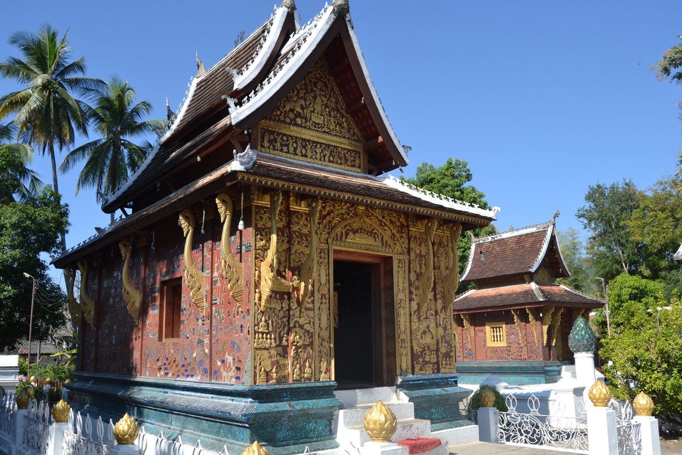 2019-12-laos-luang-prabang-vat-xiengthong-03-capilla-roja