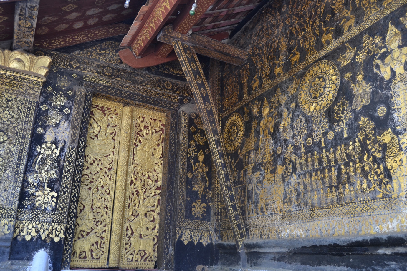 2019-12-laos-luang-prabang-vat-xiengthong-14-sim