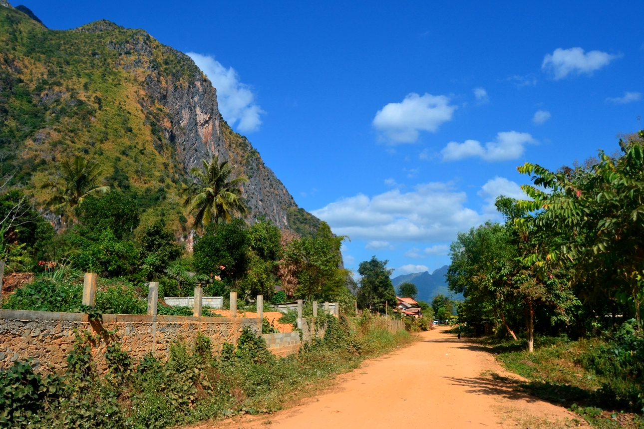 2019-12-laos-nong-khiaw-pueblo-calles-1