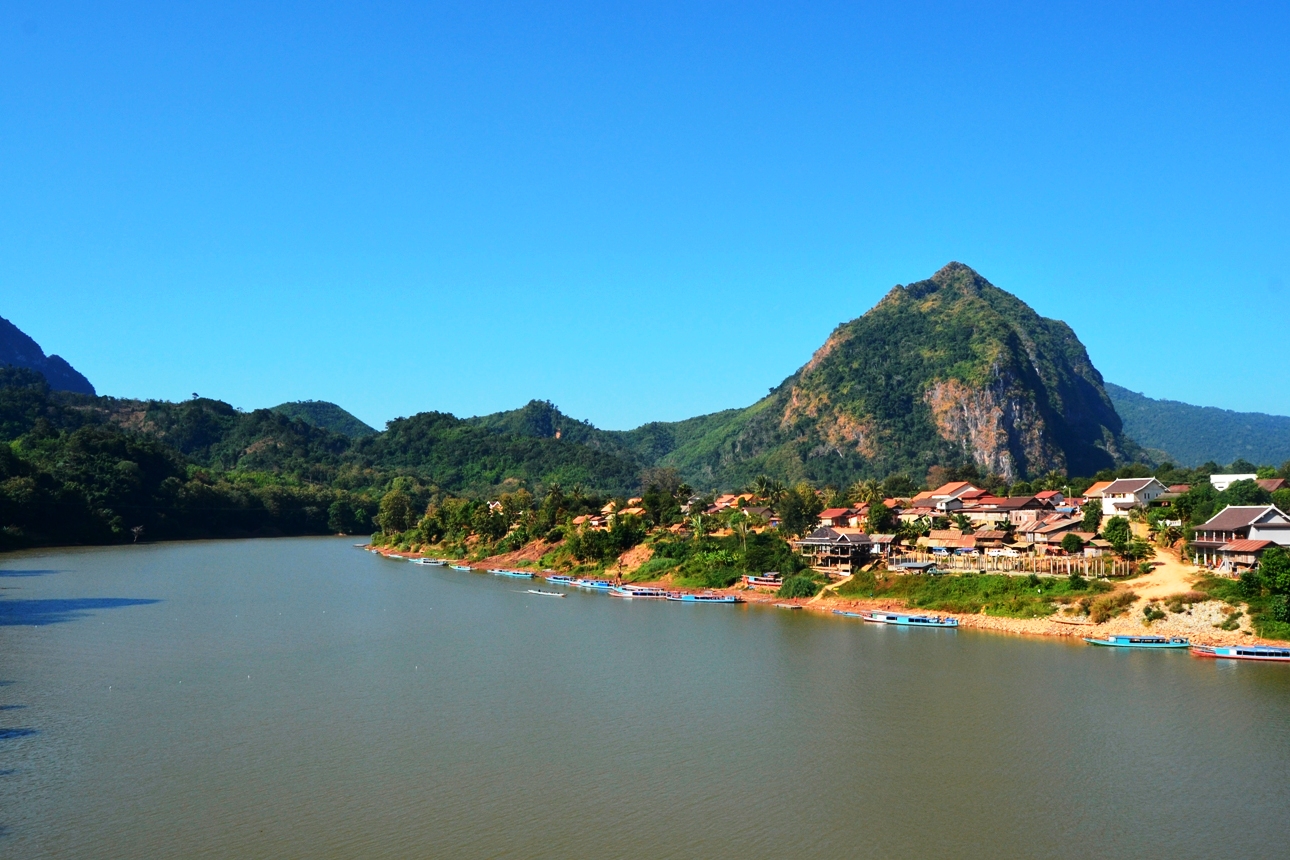 2019-12-laos-nong-khiaw-pueblo-puente-6-vistas-nam-ou