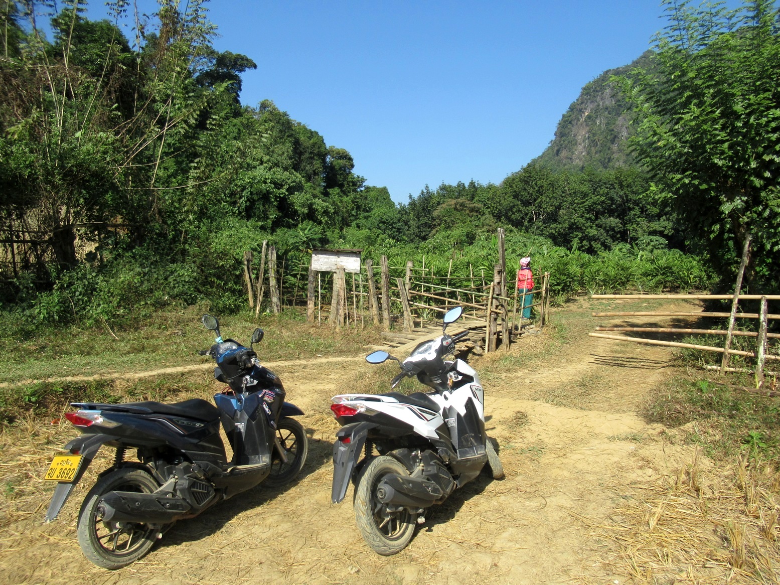 2019-12-laos-vang-vieng-cueva-flores-03