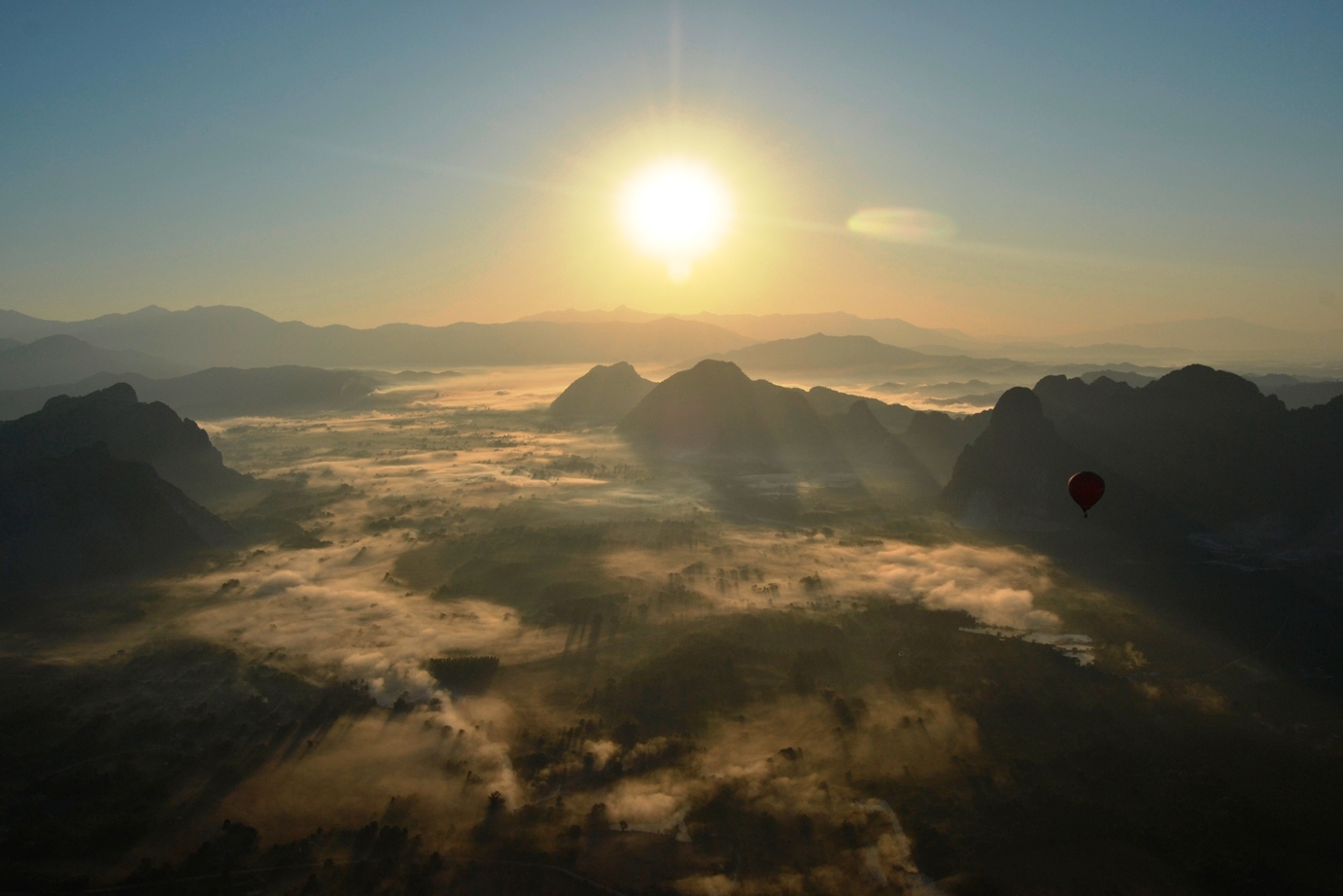 2019-12-laos-vang-vieng-globo-above-laos-13