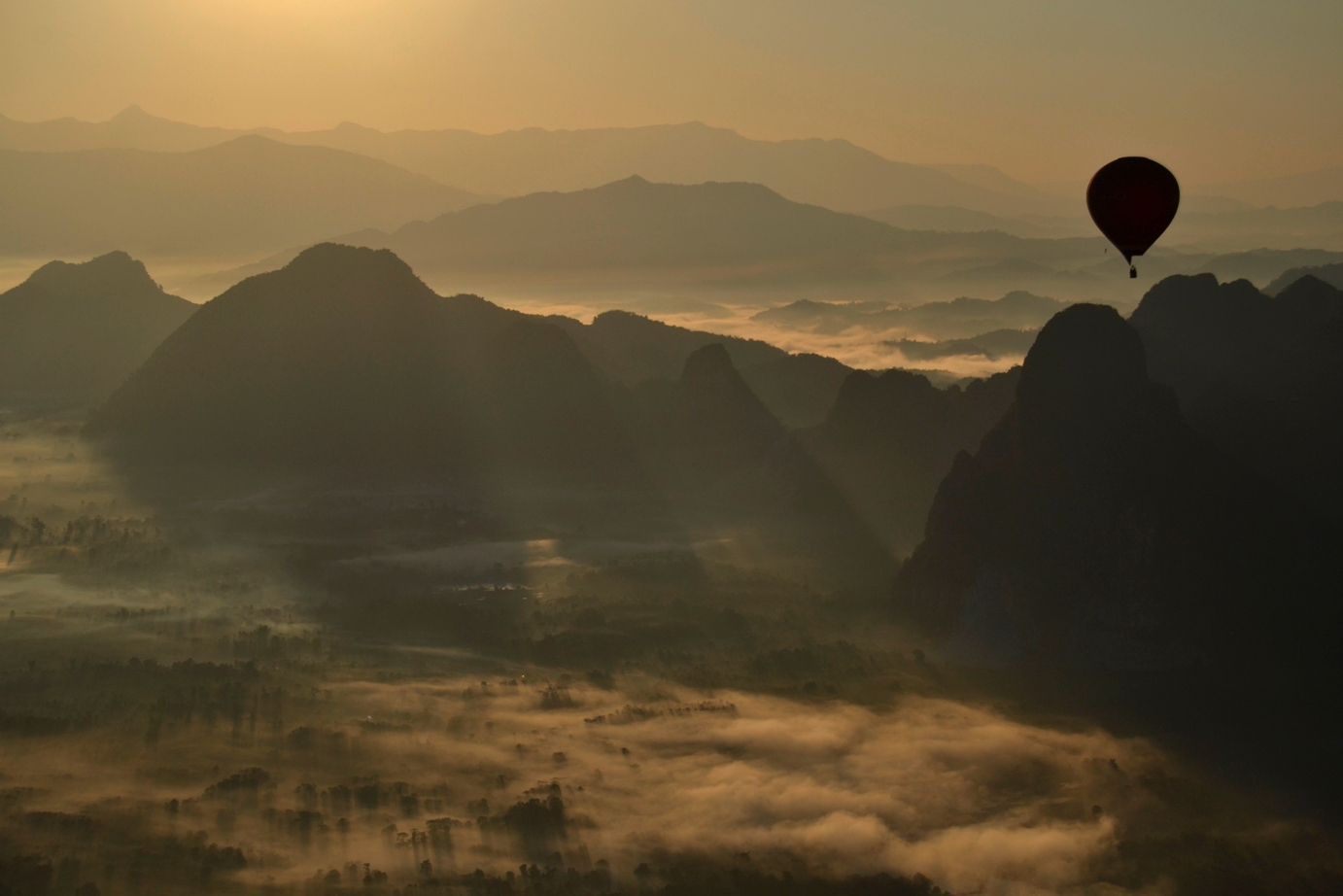 2019-12-laos-vang-vieng-globo-above-laos-15