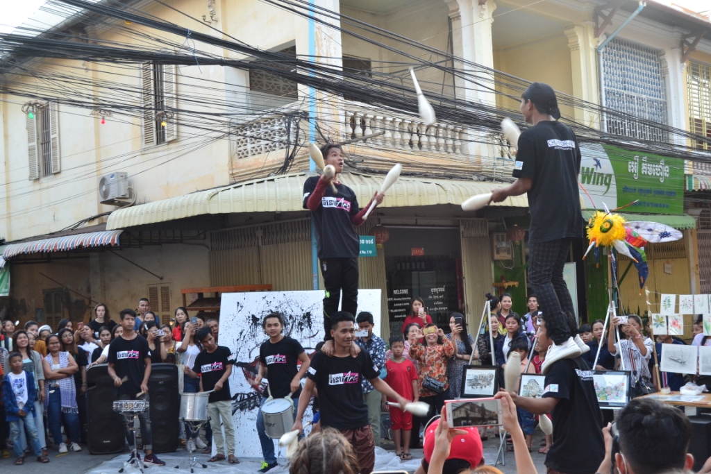 2019-12-camboya-battambang-calle-2.5-actuacion