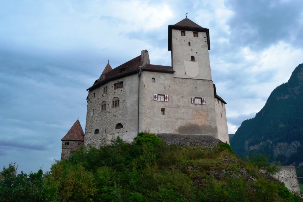 2023-07-liechtenstein-balzers-01-burg-gutenberg