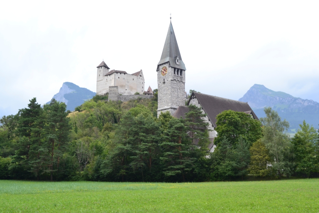 2023-07-liechtenstein-balzers-06-burg-gutenberg-katholische-pfarrkirche-stnikolaus