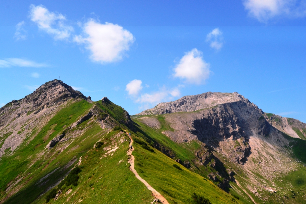 2023-07-liechtenstein-malbun-26-furstin-gina-weg-hacia-augstenberg