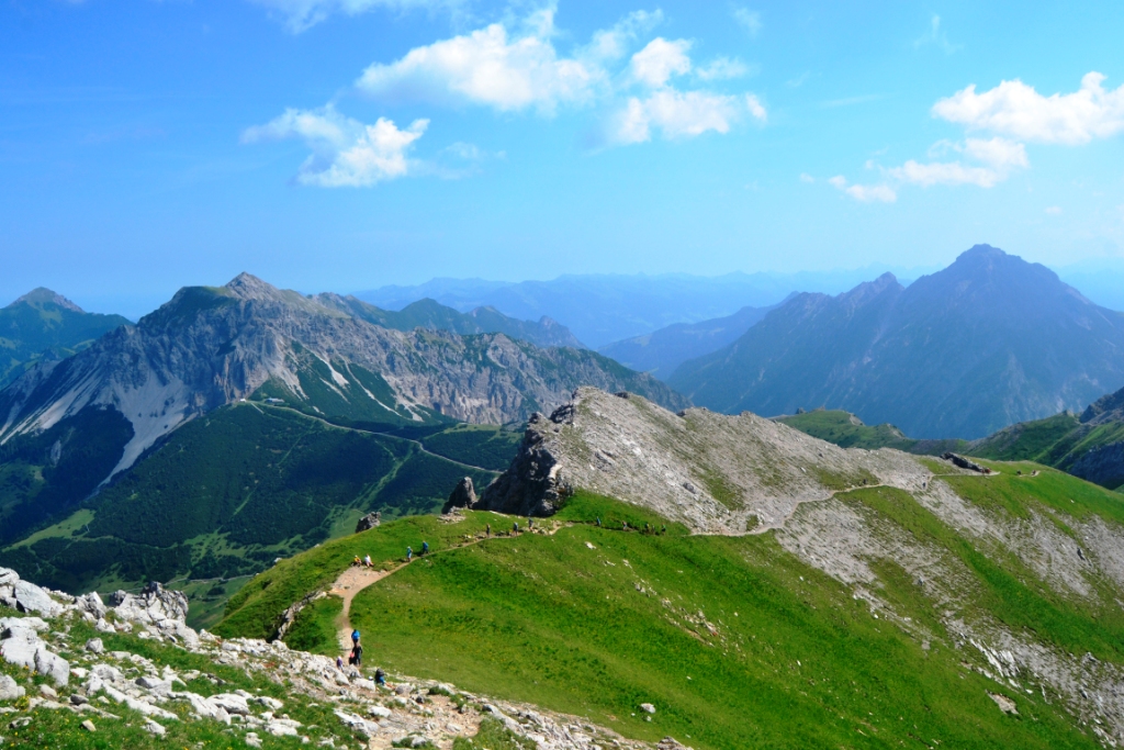 2023-07-liechtenstein-malbun-31-furstin-gina-weg-hacia-augstenberg-Vistas-Sareis-gamsgrat