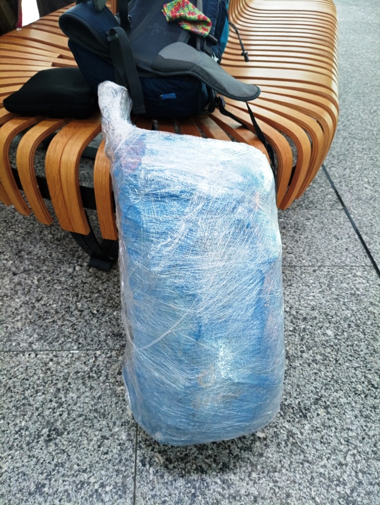 2023-07-liechtenstein-mochila-aeropuerto