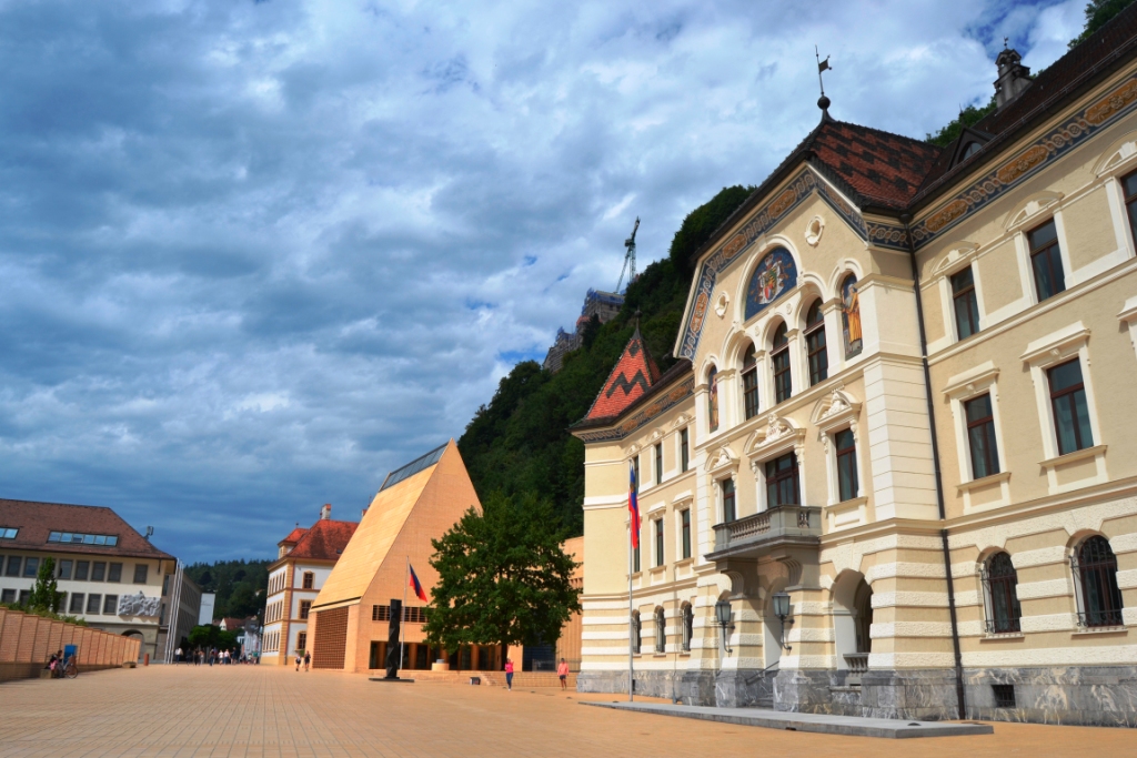 2023-07-liechtenstein-vaduz-20-centro-ciudad-Edificio-Gobierno