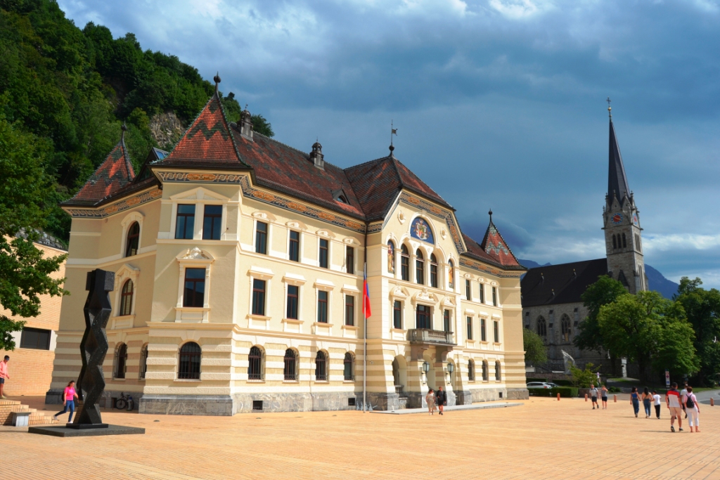 2023-07-liechtenstein-vaduz-22-centro-ciudad-Edificio-Gobierno