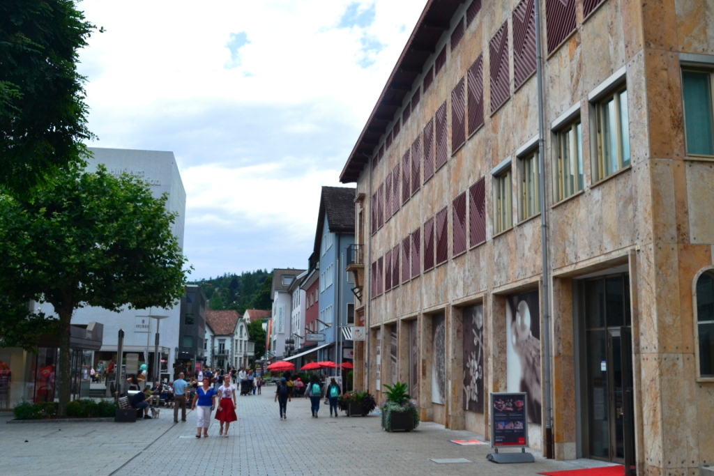 2023-07-liechtenstein-vaduz-26-centro-ciudad-Calle-stadtle