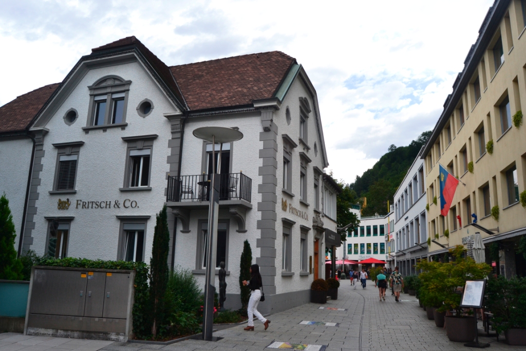 2023-07-liechtenstein-vaduz-27-centro-ciudad-Calle-stadtle