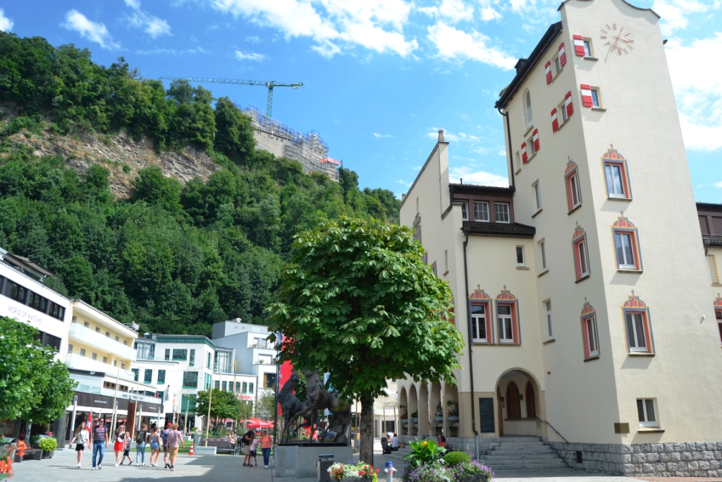 2023-07-liechtenstein-vaduz-29-centro-ciudad-ayuntamiento