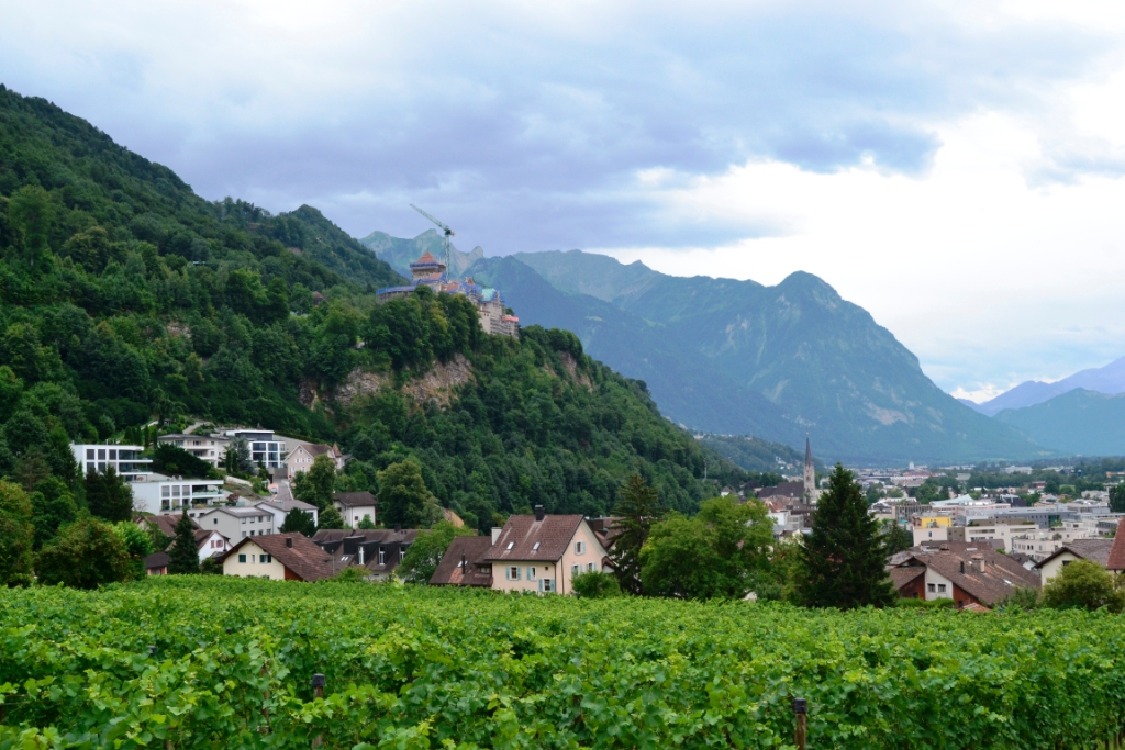 2023-07-liechtenstein-vaduz-33-red-house-vistas-castillo